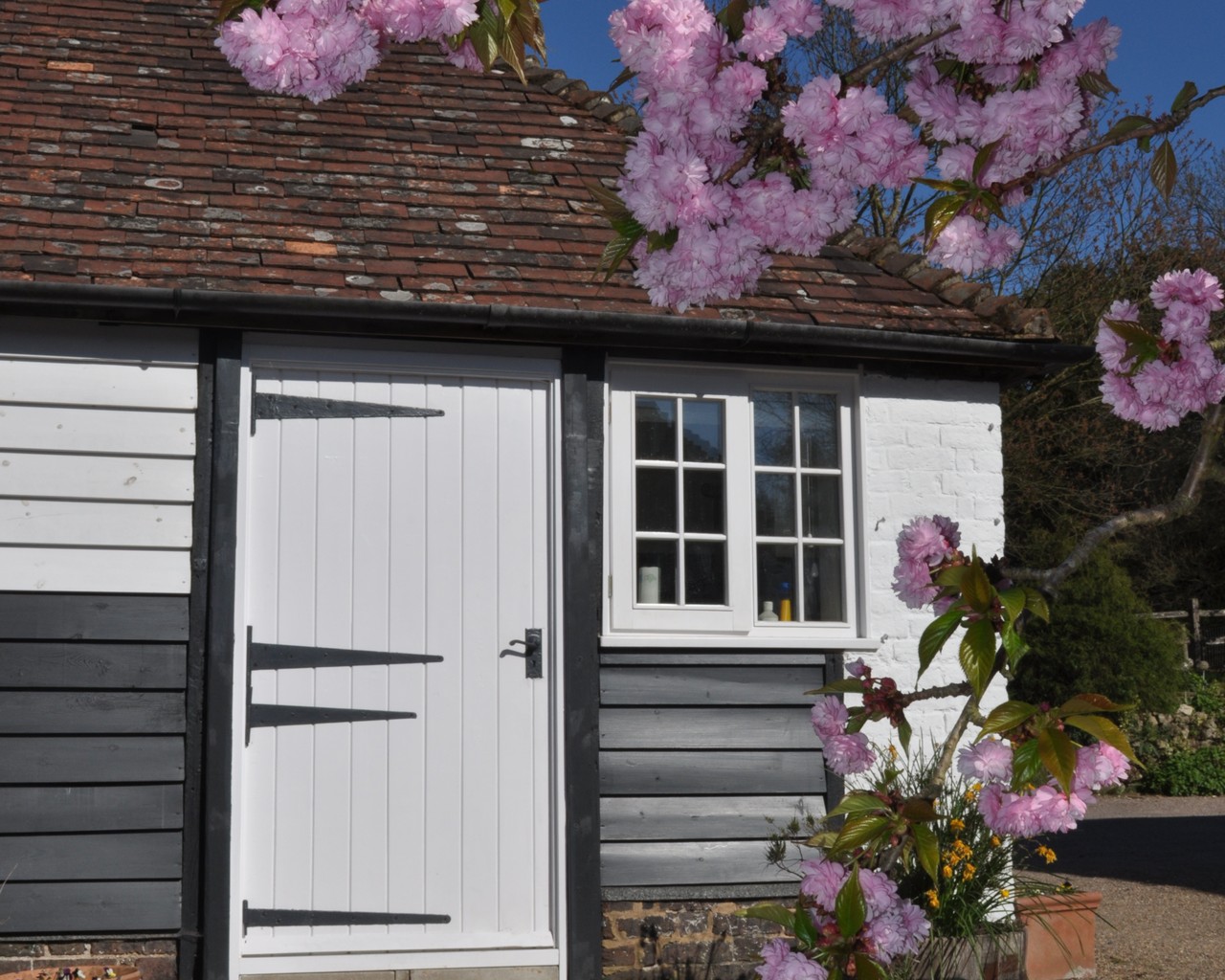 Dairy Cottage in spring_1280x1024