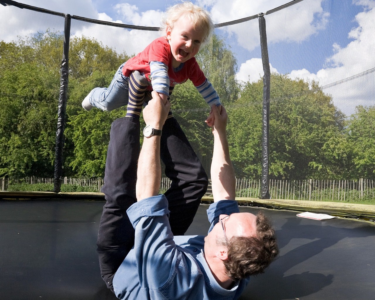 SdM_Charlie laughing on trampoline with Daddy_1280x1024
